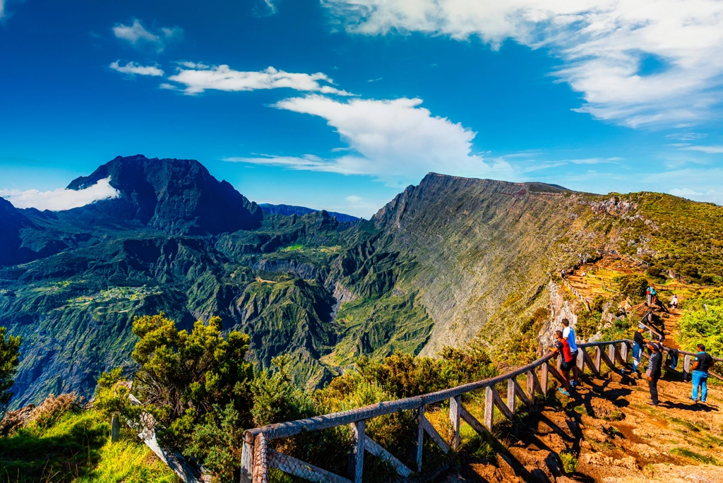 L’ASCENSION DES GÉANTS DE LAVE ET DE BASALTE
