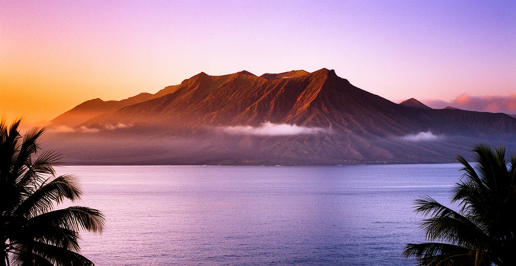 Vue panoramique de La Réunion au lever du soleil avec montagnes en arrière-plan et océan au premier plan