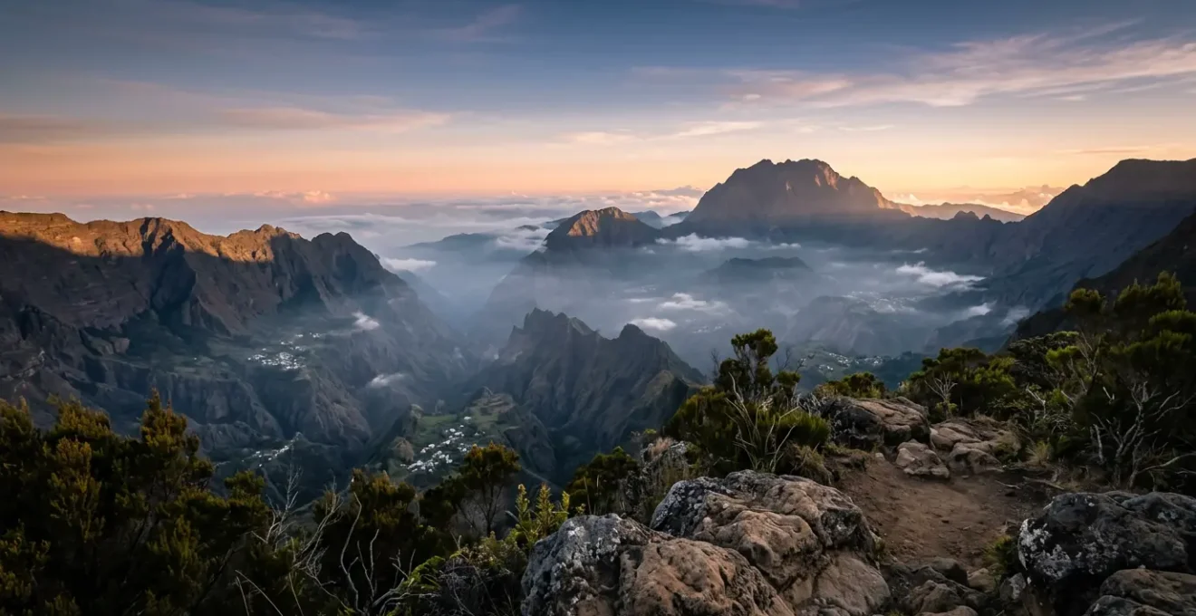 Vue panoramique spectaculaire du cirque de Mafate depuis le belvédère du Maïdo au lever du soleil avec mer de nuages