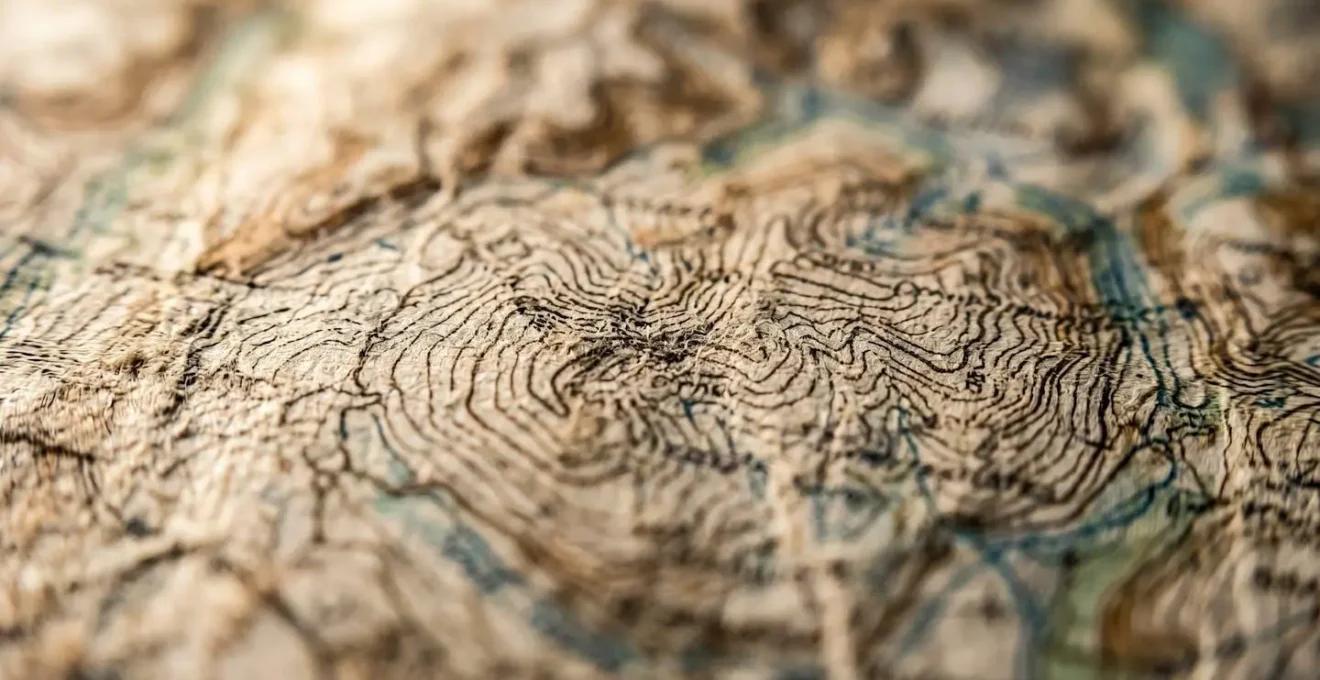 Vue macro détaillée d'une carte topographique de La Réunion avec itinéraire tracé