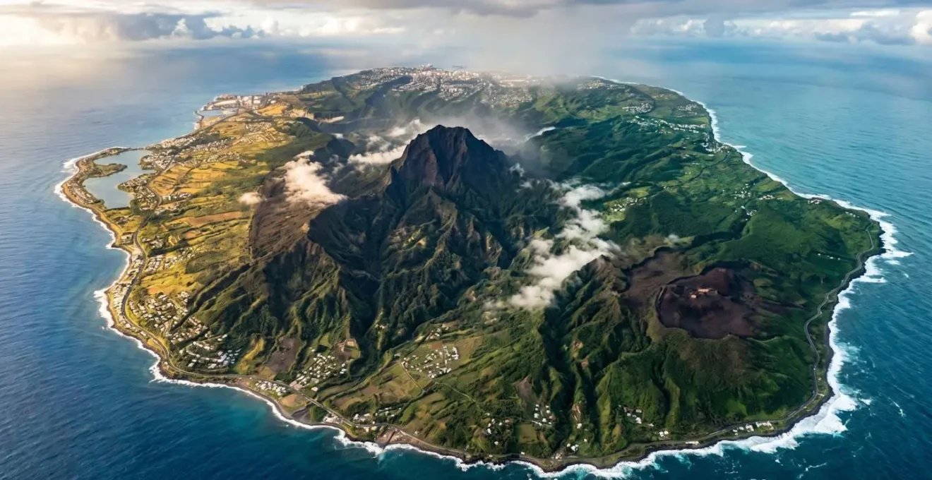 Vue aérienne des différentes zones de La Réunion avec routes connectant les régions