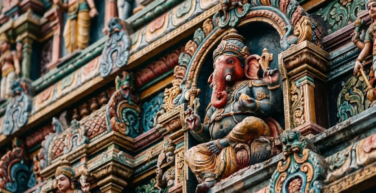 Détail architectural d'un gopuram montrant les sculptures colorées de divinités hindoues