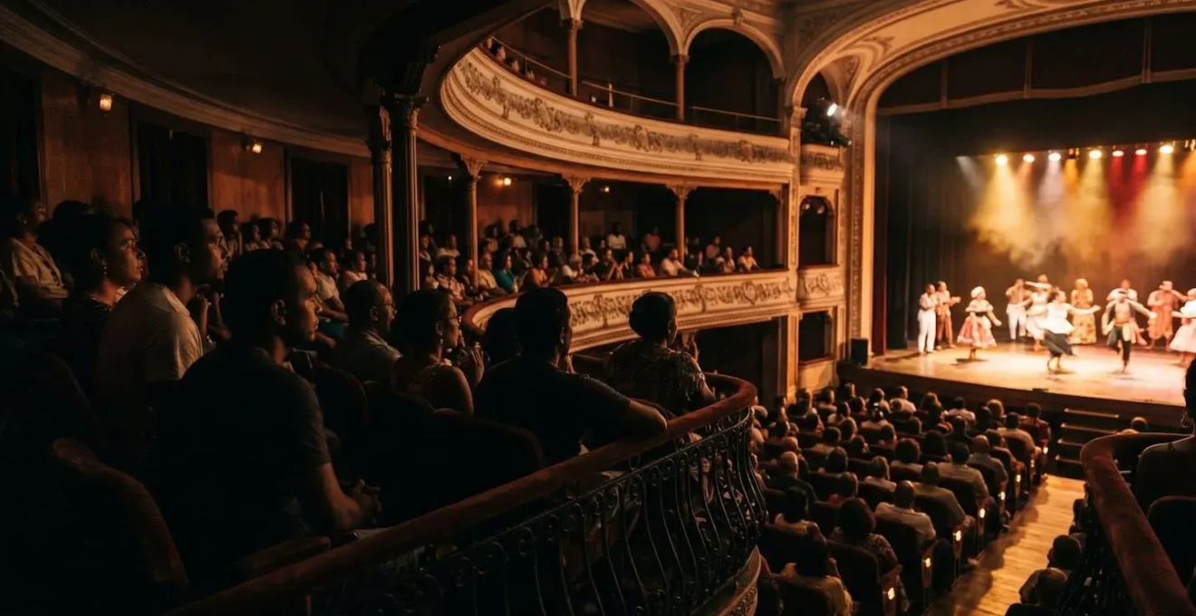 Vue intérieure d'une salle de spectacle réunionnaise pendant une représentation
